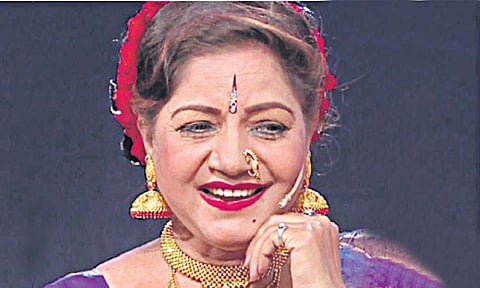 लावणीसम्राज्ञी सुरेखा पुणेकर राजकीय मंचावर