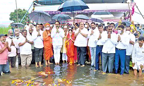 उत्तूर ः आंबेओहोळ मध्यम प्रकल्पाचे पाणीपूजन करताना जलसंपदा मंत्री जयंत पाटील. सोबत ना. हसन मुश्रीफ, शिवलिंगेश्वर महास्वामी, माजी आमदार संध्यादेवी कुपेकर, आ. राजेश पाटील, खा. संजय मंडलिक, नविद मुश्रीफ, सतीश पाटील आदी.