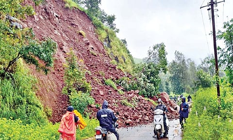 गुडाळवाडीजवळ दरड कोसळली, वाहतूक बंद
