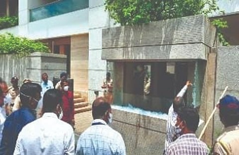 सार्वजनिक बांधकाम मंत्री अशोक चव्हाण यांच्या घरावर दगडफेक