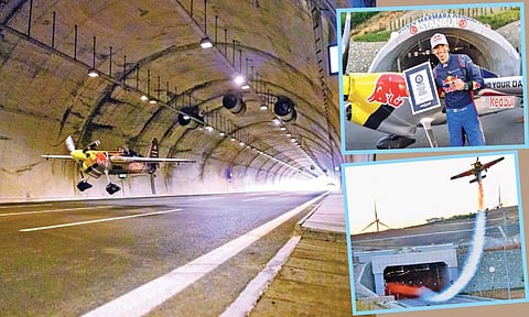 चक्क दोन बोगद्यांमधून विमान उडवण्याचा केला अनोखा विश्वविक्रम!