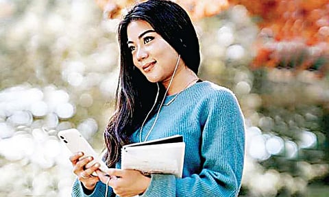 इयरफोन तासन् तास वापरत असाल तर आताच व्हा सावधान!