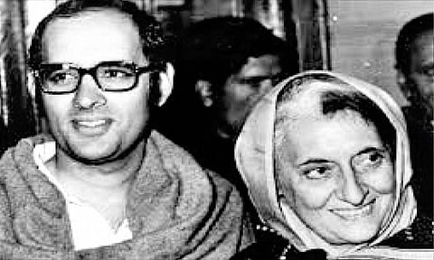 सन 1980 मध्ये काँग्रेस आय बहुमताने सत्तेवर आल्यानंतर संजय गांधी व इंदिरा गांधी.