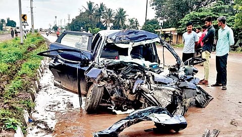 बेगमपूरजवळ अपघातात एक ठार, दोघे जखमी