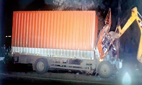 खोडशी : मालट्रकमध्ये अडकलेल्या कंटेनरचे केबीन जेसीबीच्या सहाय्याने बाजूला करण्यात आले.