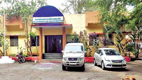 अथणी : याच कार्यालयावर छापा पडला.