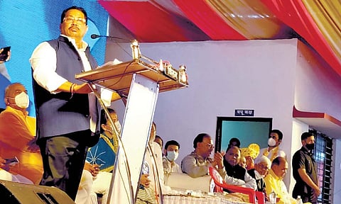 सोलापूर : जुळे सोलापूर येथे ओबीसी निर्धार मेळाव्यात बोलताना विजय वडेट्टीवार. यावेळी आमदार प्रणिती शिंदे, आमदार राजेश राठोड, माजी आमदार रामराव वडकुते, माजी खासदार हुसेन दलवाई, माजी आमदार सिद्धाराम म्हेत्रे, शरद कोळी आदी उपस्थित होते.