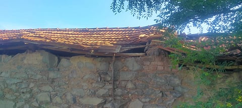 वळती येथील तागडेवस्तीत लहू लोखंडे यांच्या घराच्या कौलांवर बिबट्या ठाण मांडून बसला होता. (छाया : किशोर खुडे)