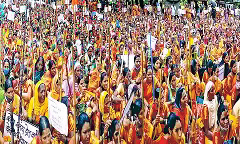 मायक्रो फायनान्स विरोधात आंदोलन : महिलांचा भर पावसात सात तास ठिय्या