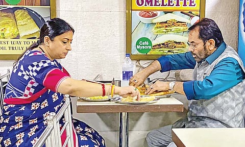 मुंबई : केंद्रीय महिला आणि बालविकास मंत्री स्मृती ईराणी यांनी मुंबईतील धारावी एकात्मिक बाल विकास सेवा केंद्राला सोमवारी सकाळी भेट दिली. केंद्रीय मंत्र्यांनी या सेवा केंद्राच्या काही लाभार्थ्यांशी संवाद साधताना त्यांच्या घरी जाऊन भेट दिली. राष्ट्रीय बाल स्वास्थ्य कार्यक्रमाचा भाग म्हणून मुंबई महानगरपालिकेच्या ‘जी’ उत्तर वॉर्डमध्ये हा कार्यक्रम आयोजित करण्यात आला होता. त्यानंतर मुंबईतील एका हॉटेलमध्ये केंद्रीय अल्पसंख्यांक मंत्री मुख्तार अब्बास नख्वी यांच्यासमवेत जेवण घेताना स्मृती इराणी