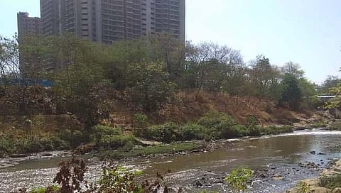 नदीत भराव टाकल्यामुळे वालधुनी नदी पात्र आकसत चालले आहे.