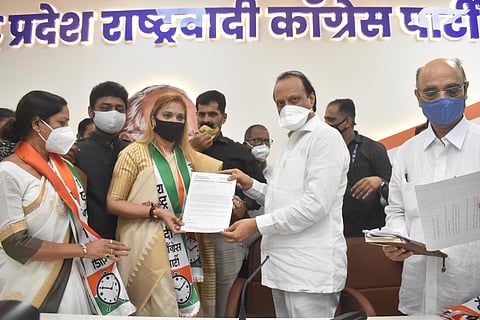 लावणीसम्राज्ञी सुरेखा पुणेकर यांनी आज उपमुख्यमंत्री अजित पवार यांच्या उपस्थितीत राष्ट्रवादी काँग्रेसमध्ये प्रवेश केला.
