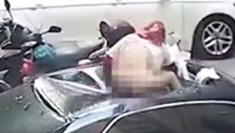 बाल्कनीतला रोमान्स थेट रस्त्यावर ! अर्धनग्न तरुणी कोसळली पार्किंगमधील कारवर (video)