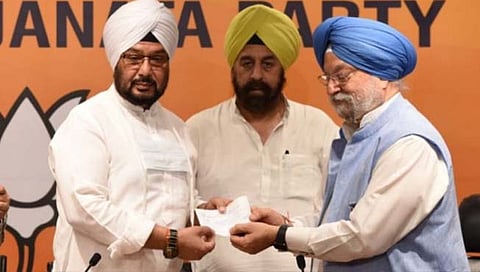 माजी राष्ट्रपती ग्यानी झैलसिंग यांचे नातू इंद्रजित सिंग यांना
केंद्रीय मंत्री हरदीप पुरी यांनी भाजपचे प्राथमिक सदस्यत्व दिले.