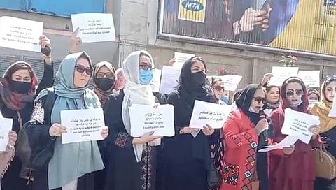 काबूलमध्ये पाकिस्तानविरोधात नागरिक रस्त्यावर उतरले. यावेळी महिलांची संख्या लक्षणीय होती.