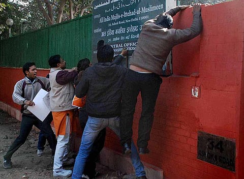 खासदार ओवैसींच्या घरावर हल्ला; दिल्ली पोलिसांनी घेतले सहाजणांना ताब्यात
