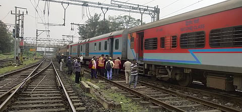 लोणावळा रेल्वे स्थानकाजवळ इंदूर-दौंड एक्स्प्रेसचे दोन डबे घसरले