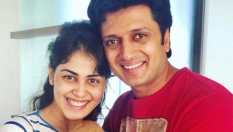 रितेश देशमुख म्हणतो, “तुम्ही तुमच्या बायकोवर लक्ष ठेवा”