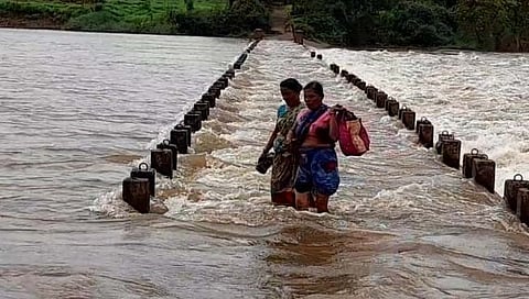 शिरोळमधील तिन्ही बंधारे पाण्याखाली, तेरवाड बंधाऱ्यावरून जीवघेणा प्रवास