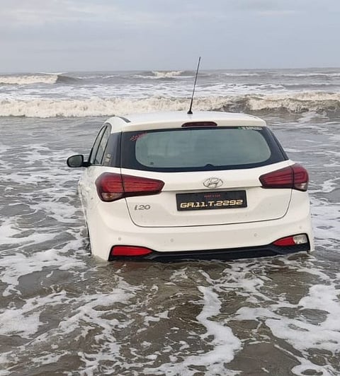 गोवा : समुद्राच्या पाण्यात पर्यटकाची स्टंटबाजी, पोलिसांनी दिला दणका