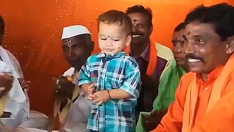 दीड वर्षाचा चिमुकला भजन – किर्तनात झाला तल्लीन