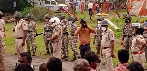 कंधार तालुक्यात गऊळमध्ये पुतळा हटवल्याने तणाव निर्माण झाला आहे.