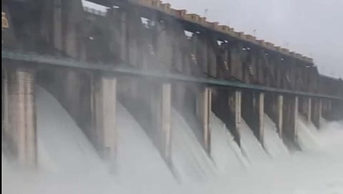 पाटलोट क्षेत्रात मुसळधार पावसामुळे उर्ध्व (अप्पर) वर्धा धरणाचे बारा दरवाजे उघडले आहेत.