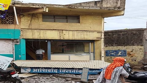 विट्यात दवाखान्याचा छत कोसळून महिला रुग्ण ठार