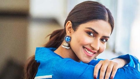 Condom वरून प्रनुतन बहल हिचा बोल्ड प्रश्न, ‘हेलमेट’मुळे आलीय चर्चेत