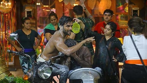 गायत्री-मीरा यांनी येऊन दाखवावं : विकासचं ओपन चॅलेंज