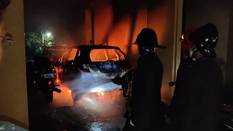 ठाणे : पार्किंमधील सहा वाहनांना आग; तीन वाहने जळून खाक