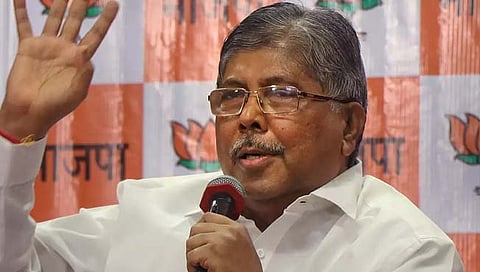 Chandrakant Patil : ‘संजय राऊत मित्र असल्याने मानहानीची किंमत थोडीशी वाढवावी’