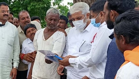 कृषीमंत्री दादा भुसे यांच्याकडून जामनेरमध्ये नुकसानग्रस्त भागाची पाहणी