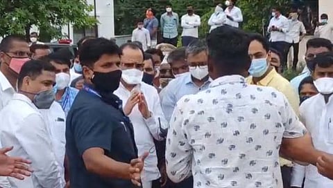 अजित पवार यांच्या कार्यक्रमात दारुड्याची एन्ट्री; थेट पवारांचे धरले पाय