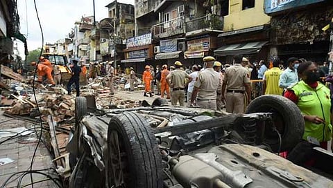 Building Collapse : दिल्लीत ७० वर्ष जूनी जीर्ण इमारत कोसळली, दोघांचा मृत्यू