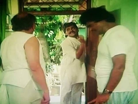 अशी ही बनवाबनवी चित्रपटातील दृश्य.