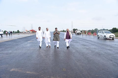 केंद्रीय रस्ते वाहतूक व महामार्ग मंत्री नितीन गडकरी यांनी
दिल्ली-मुंबई एक्सप्रेस वेच्या कामाचा आढावा
घेतला.