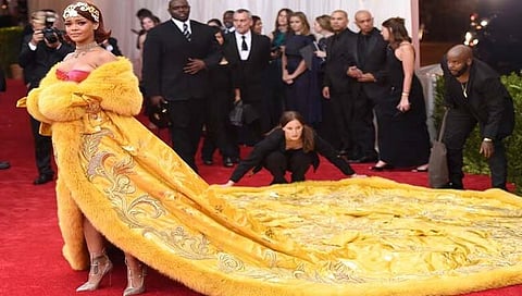 Met Gala : यलो ऑम्लेट आणि नेक्ड ड्रेसची का होतेय चर्चा
