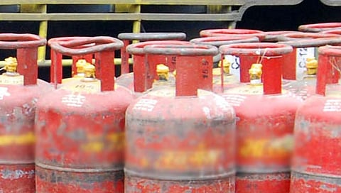 LPG Cylinder Price : एलपीजी गॅस सिलिंडर तब्बल २५० रुपयांनी महागला