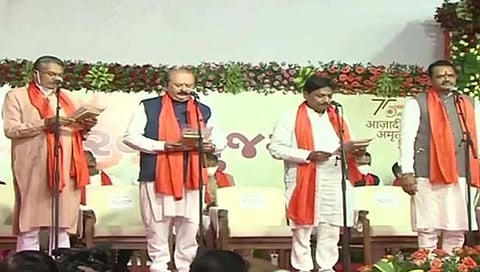 गुजरात मध्ये संपूर्ण मंत्रिमंडळ नवे; जुन्या मंत्र्यांना घरचा रस्ता