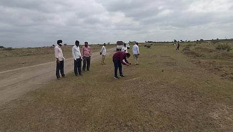 कडबनवाडीत चिंकारा हरणांची शिकार झाली त्यास्थळाचा पंचनामा करताना वनाधिकारी