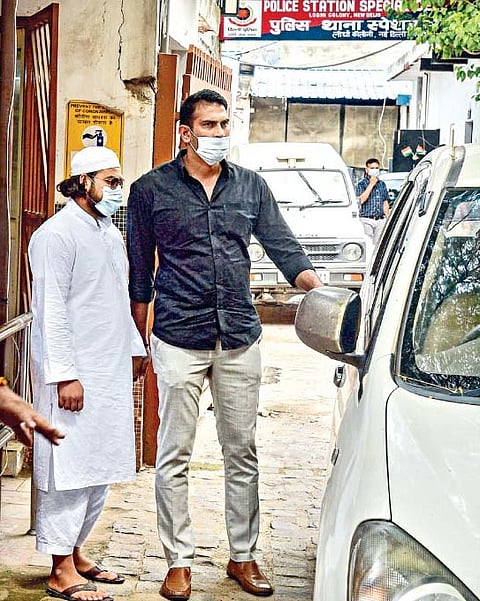 नवी दिल्ली ः पाकिस्तानात प्रशिक्षण घेतलेल्या सहा संशयित दहशतवाद्यांना एटीएसने अटक केली. त्यांना बुधवारी न्यायालयासमोर हजर करण्यात आले. त्यानंतर दिल्लीतील लोधी रोड पोलिस ठाण्यात त्यांना कडक बंदोबस्तात आणण्यात आले.