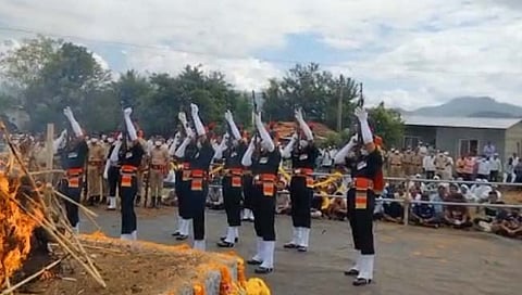 सातारा : शहीद जवान सोमनाथ मांढरे यांच्यावर शासकीय इतमामात अंत्यसंस्कार