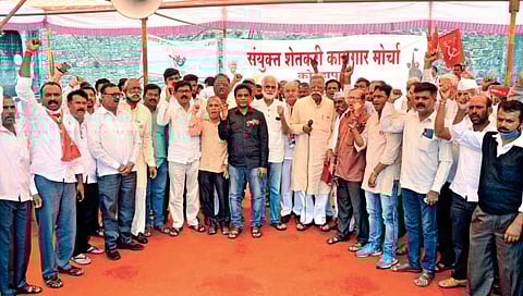 कोल्हापूर : केंद्रातील भाजप सरकारच्या विरोधात बिंदू चौक येथे घोषणा देताना विविध पक्षांचे कार्यकर्ते व पदाधिकारी. (छाया : पप्पू अत्तार)