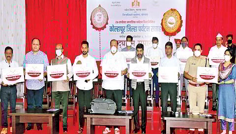 कोल्हापूर : पर्यटन सप्ताहानिमित्त ‘डेस्टिनेेशन कोल्हापूर’ या लोगोचे अनावरण ग्रामविकास मंत्री हसन मुश्रीफ यांच्या हस्ते व पालकमंत्री सतेज पाटील यांच्या प्रमुख उपस्थितीत झाले. यावेळी उपस्थित पर्यटन विभागाचे दीपक हरणे, जिल्हा परिषदेचे अध्यक्ष राहुल पाटील, कुलगुरू डॉ. डी. टी. शिर्के, खा. धैर्यशील माने, आ. ऋतुराज पाटील, आ. चंद्रकांत जाधव, आ. जयंत आसगावकर, आ. राजेश पाटील, जिल्हाधिकारी राहुल रेखावार, पोलिस अधीक्षक शैलेश बलकवडे, महापालिका आयुक्त डॉ. कादंबरी बलकवडे आदी. (छाया : पप्पू अत्तार)