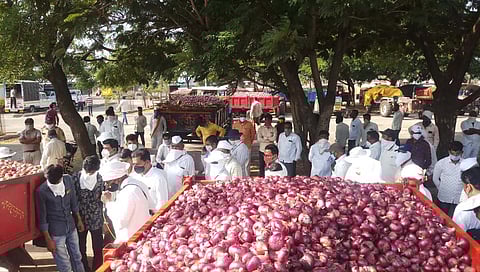 लासलगाव : कांदा आवक घटूनही बाजार भाव घसरलेलेच