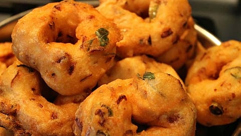 Medu Vada : कुरकुरीत मेदू वडा कसा तयार कराल?