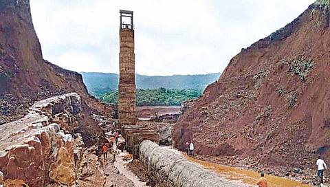 मेघोली तलावाची फुटलेली मुख्य भिंत. (छाया : रवींद्र देसाई, शेळोली)