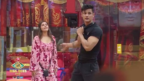 बिग बॉस मराठी ३ : पहिल्याच दिवशी घरात टॉवेलवरून धुमधडाका , बिनडोक म्हटल्यानं मीराचा राडा