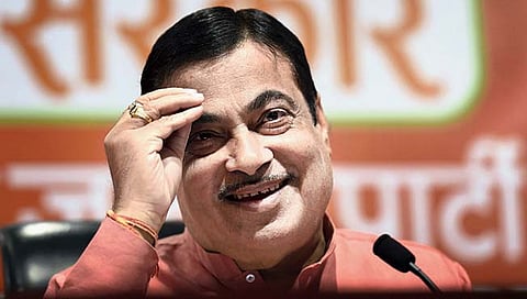 महामार्ग बांधणारे गडकरी स्वतःच्या घरासमोरचा रस्ता पुर्ण करण्यात अपयशी!